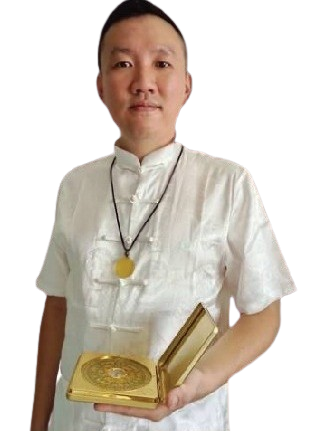 Yap Kah Yong holding a Feng Shui luopan compass